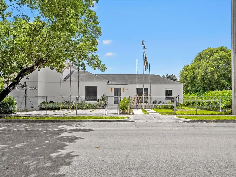 4746 NW 10th Ave — Photo 4