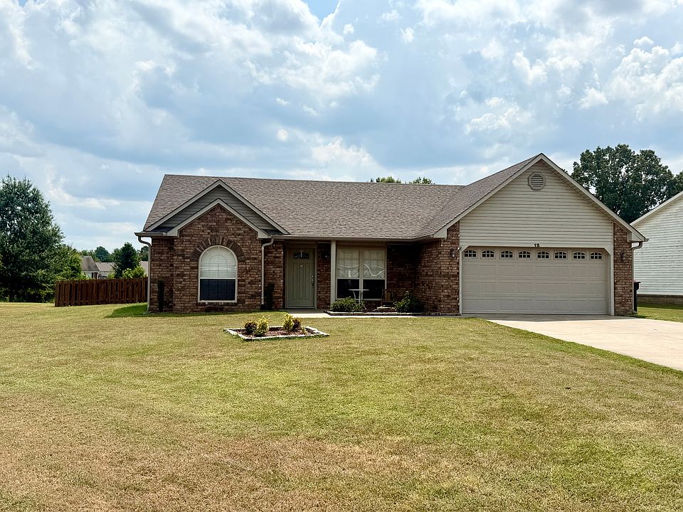 Brick/Vinyl siding and 2 car garage in cul-de-sac.