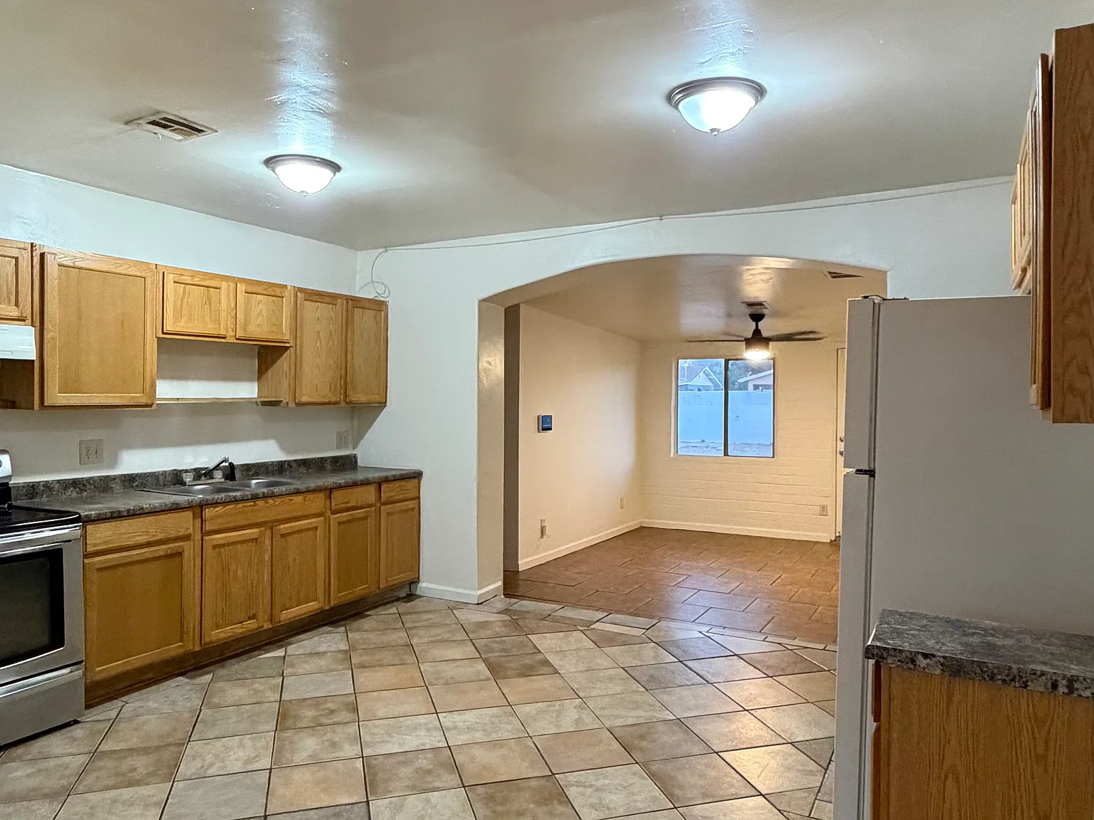 6 bed, 1800 sqft, $2,995 — Photo 2