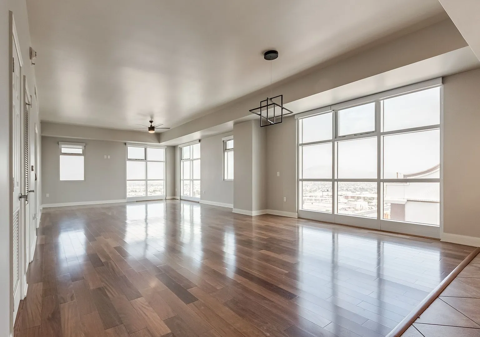 Spacious 3bd/2.5ba residence with City & Mountain Views — Photo 1