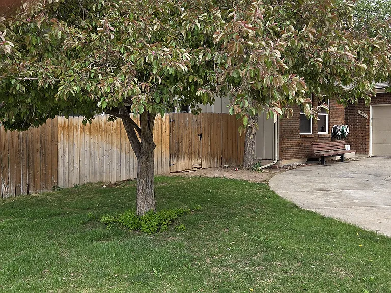 1979 Sandalwood Ln — Photo 2