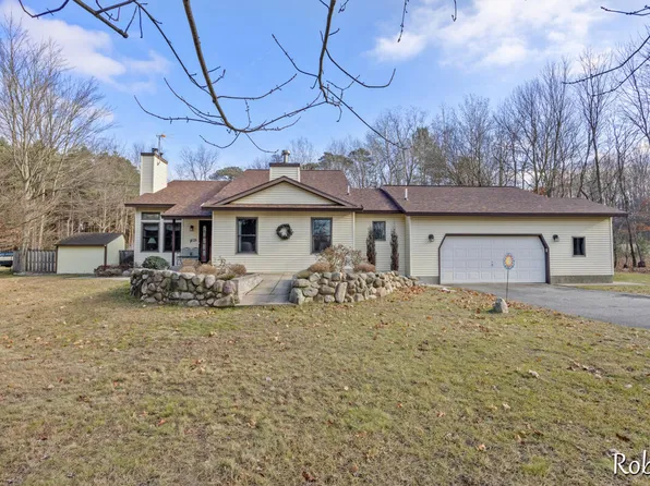 11870 Long Lake Dr, Sparta, MI 49345