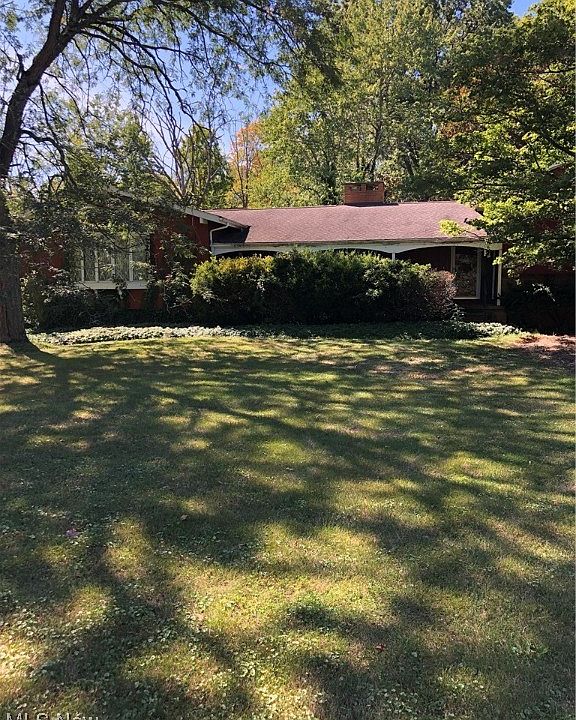 2nd image of 2132 Glengary Rd