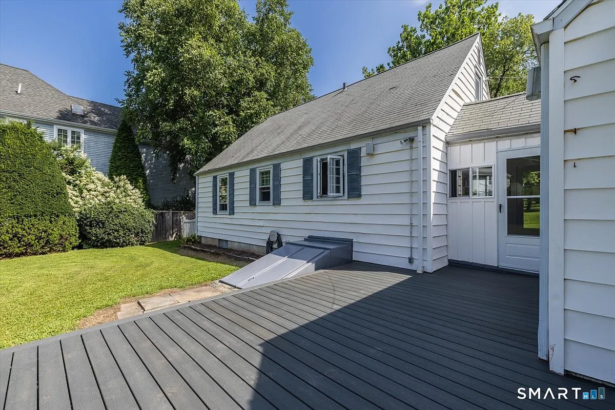 3 bed, 1.0 bath, 979 sqft, $3,550 — Photo 3