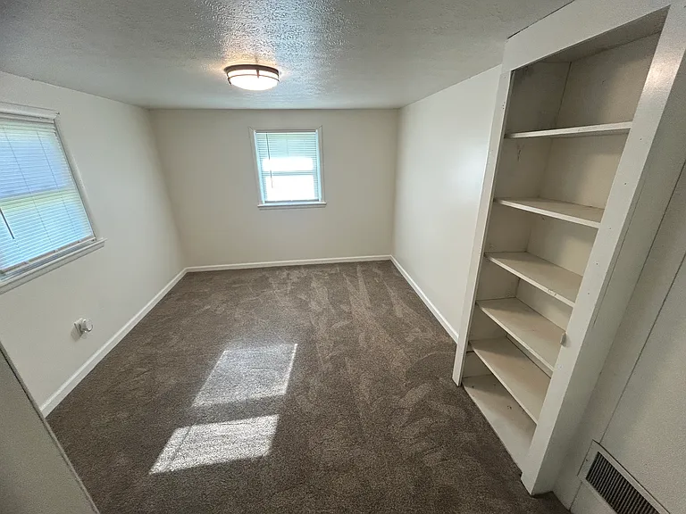 332 N Pitts St — Photo 4