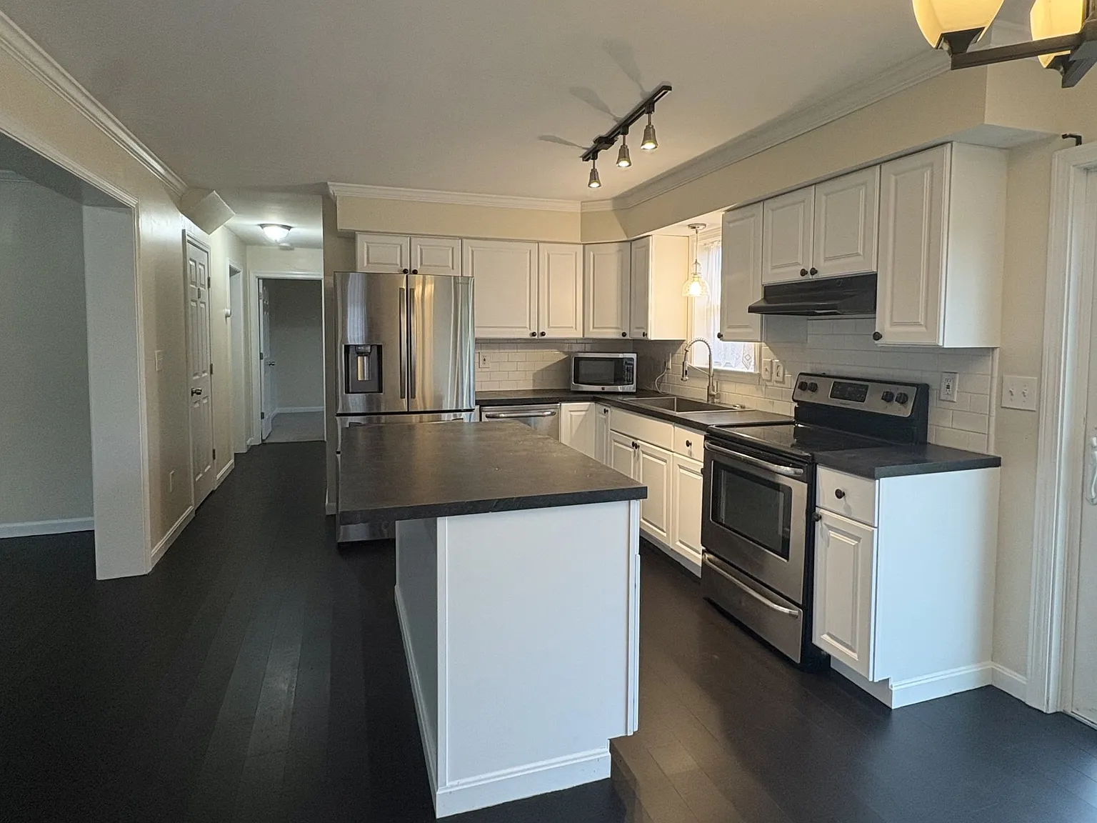 4 bed, $3,000 — Photo 2