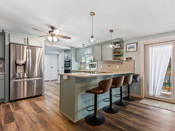 5th image of 62 Janet Dr