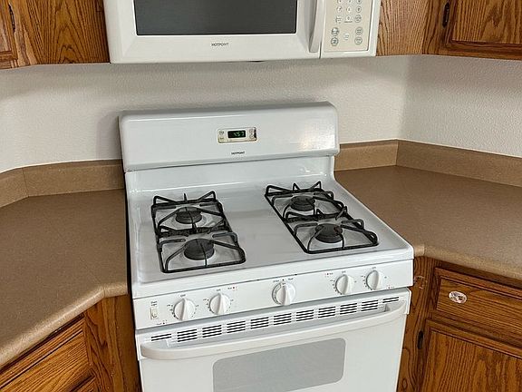 4th image of 1724 E Country Ct