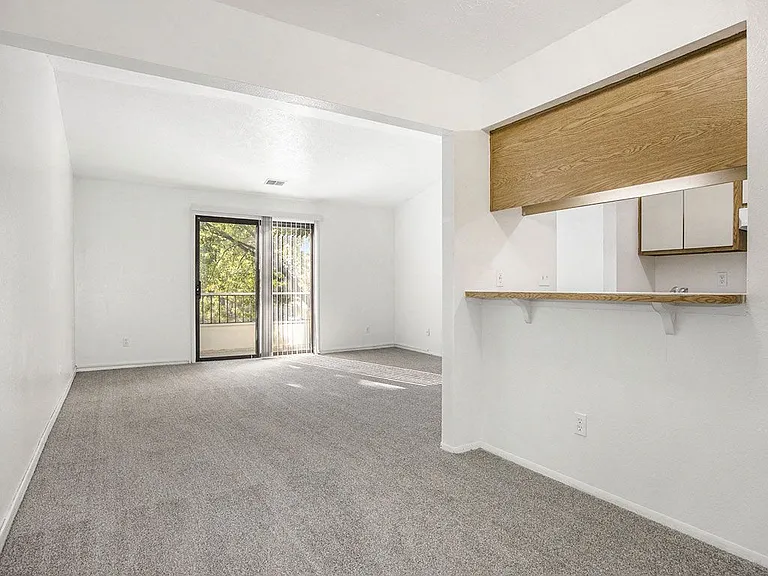 Hampton Lakes Apartments — Photo 10