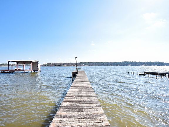 4th image of 23097 Lakeside Dr
