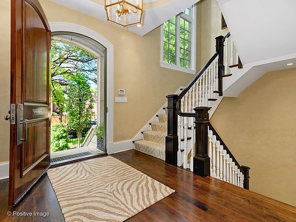 2nd image of 1153 W Drummond Pl
