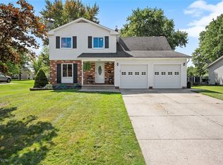 5401 Woodbury Hills Dr, Parma, OH 44134