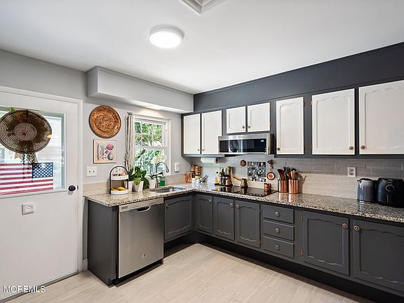 3rd image of 266B Kingston Court