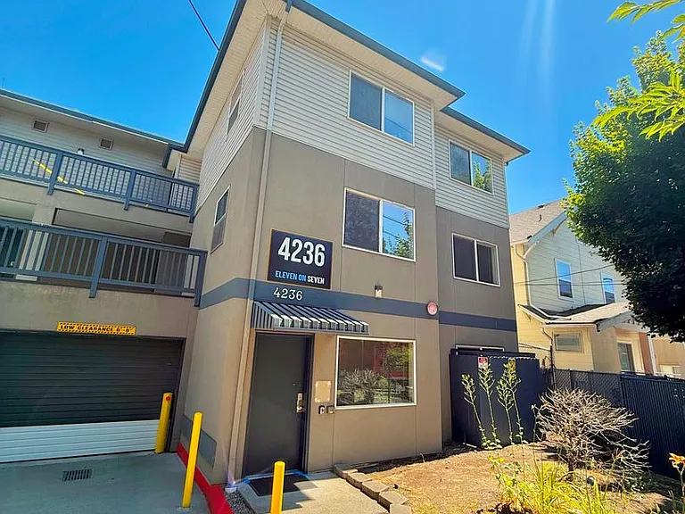 4236 TM Montlake Villas LLC — Photo 2