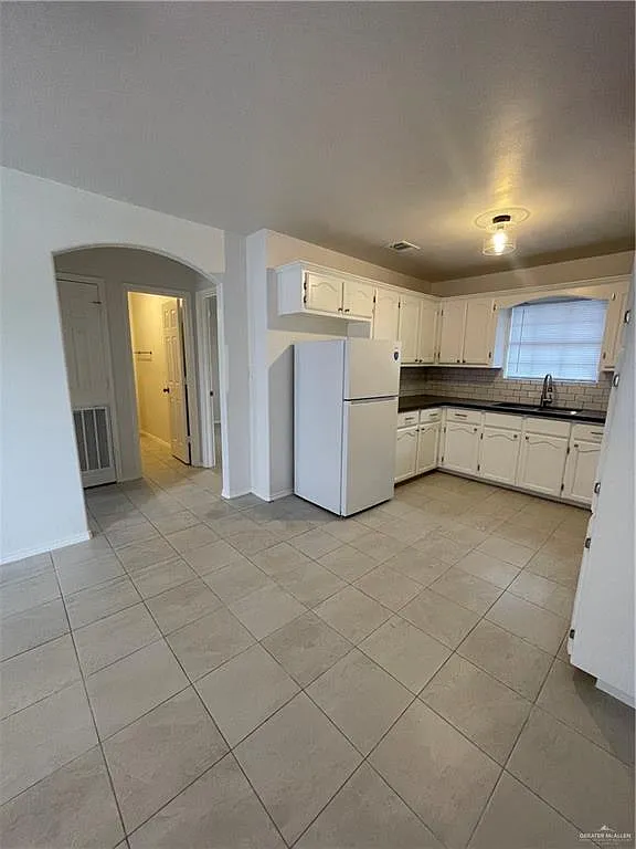 2 bed, 1.0 bath, 660 sqft, $800 — Photo 2