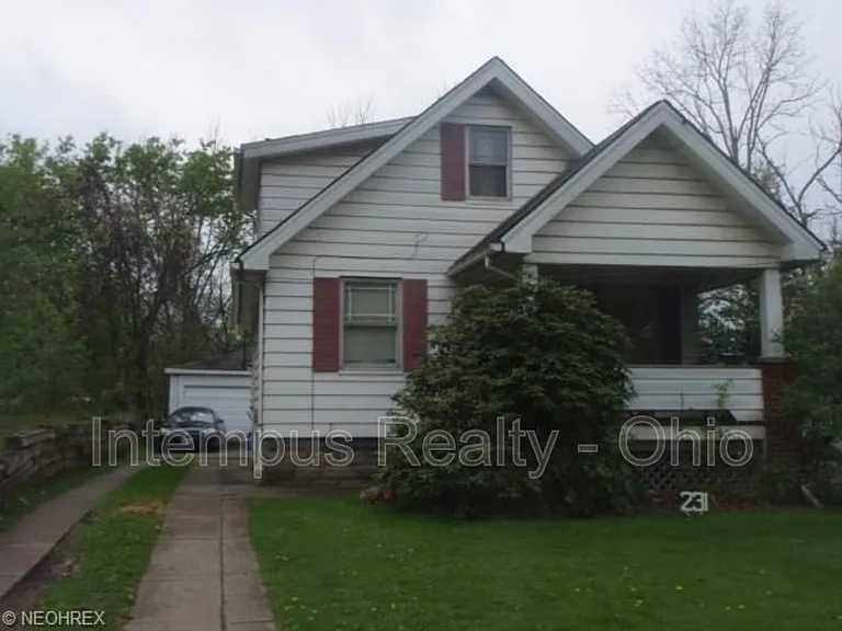 231 Marmion Ave — Photo 1