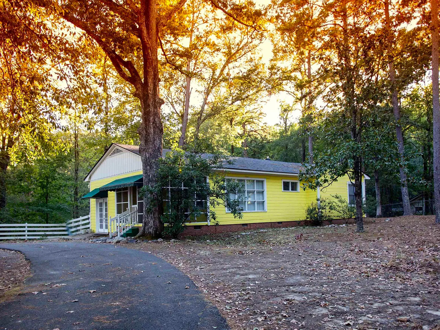 3 bed, 1.5 bath, 1372 sqft, $1,100 — Photo 2