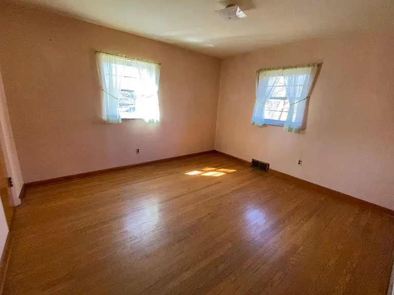 371 Adrian Dr — Photo 3