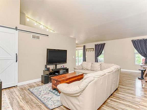 2nd image of 332 Wynstay Ave