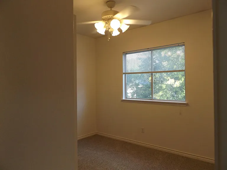 2911 Whisper Oaks Ln #B — Photo 10