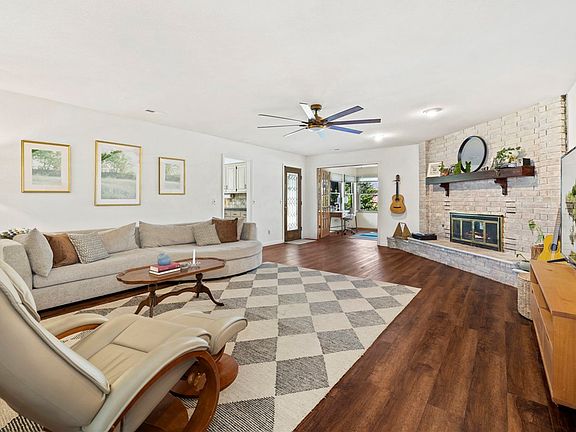 2nd image of 701 S Chateau Dr