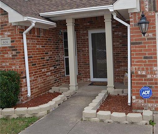 2nd image of 604 Oliver Ln
