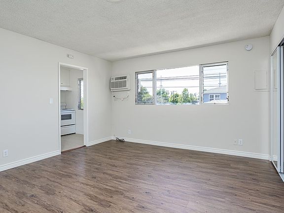 4th image of 16025 Gault St #17
