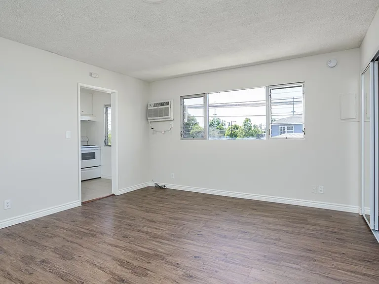 16025 Gault St #17 — Photo 4