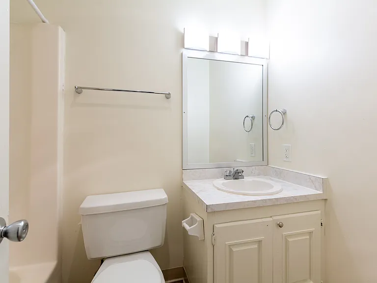 North Arch Village Apartments — Photo 35