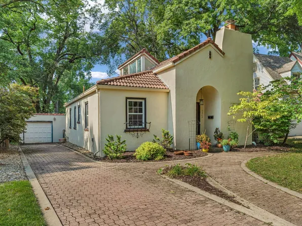 1269 SW Pembroke Ln, Topeka, KS 66604