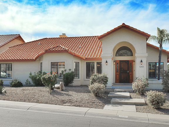 2nd image of 1201 E Seminole Dr