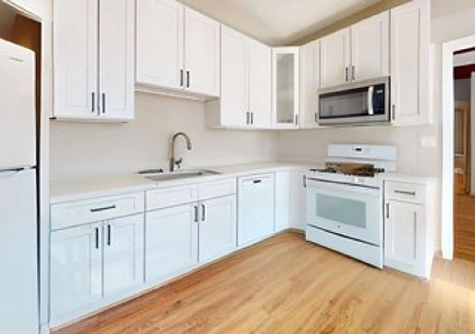 Renovated 4BR with Quartz Kitchen, Stainless Steel Appliances & Parking Available — Photo 1