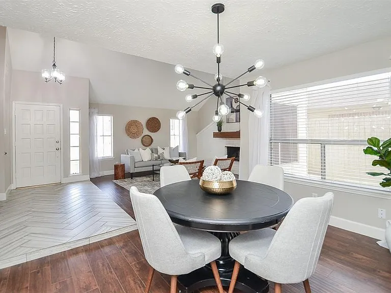 22118 Fincastle Dr — Photo 3