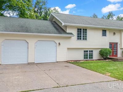 517 N Hemlock St, Iron Mountain, MI, 49801