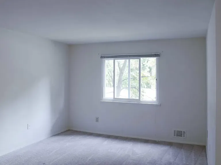 Towne Oaks Apartments — Photo 25