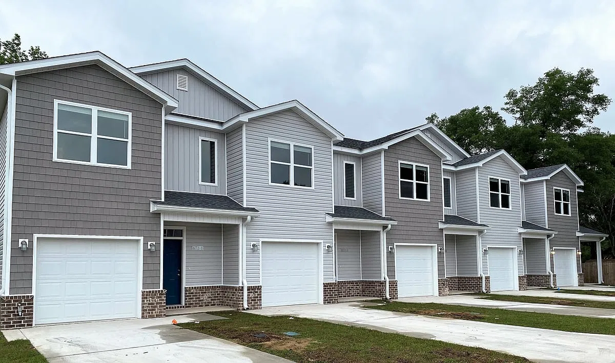672 Denton Boulevard Unit 2 — Photo 1