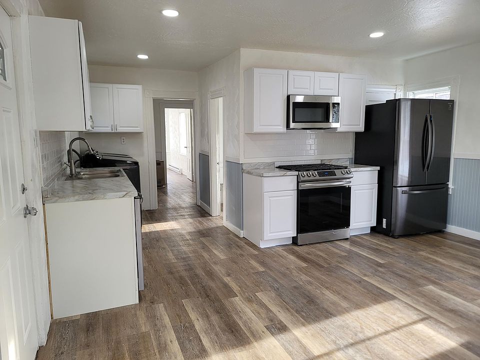 Fully loaded eat-in kitchen
