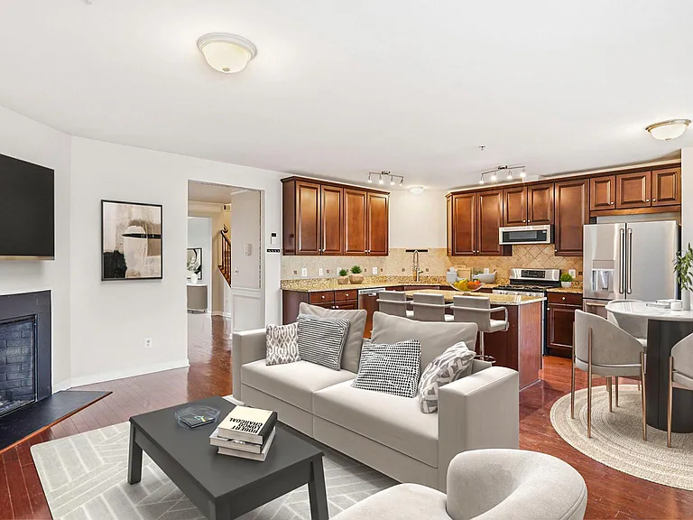 15360 Kensington Park Dr — Photo 5