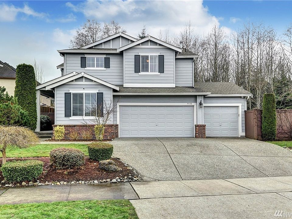 Welcome home to this great Willow Creek resale offering a spacious three car garage with plenty of off street parking!