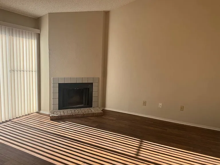 7092 N Holiday Dr — Photo 2