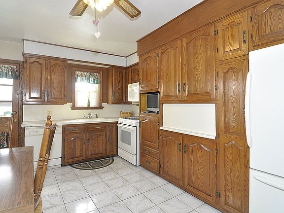 Large, Eat-In Kitchen