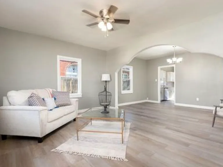 1012 E Abriendo Ave — Photo 3