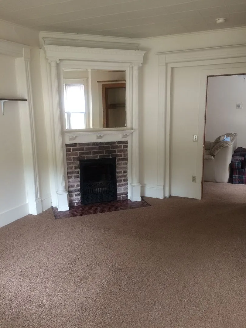 6bd + 2 Den Bucky House On N Randall Ave Best Tailgating House — Photo 4