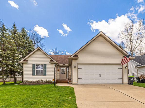 790 1st St, Fenton, MI 48430