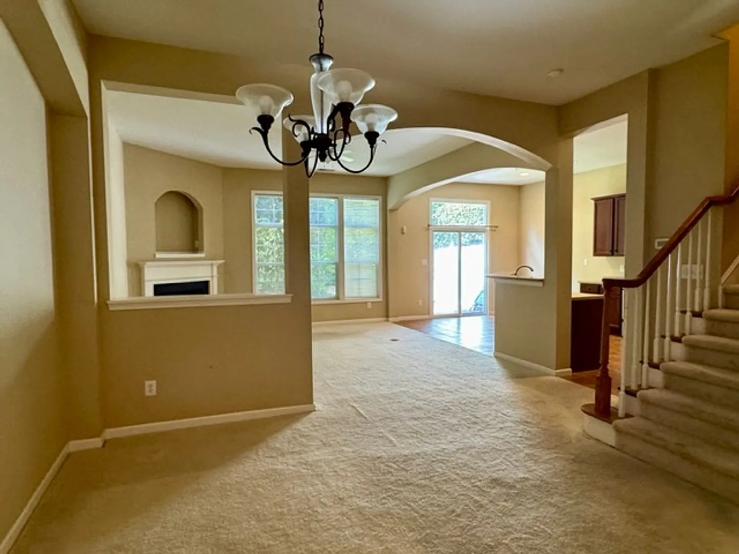 Upscale 3BR Vineyard Square Townhome | Gourmet Kitchen & Two-Car Garage — Photo 3