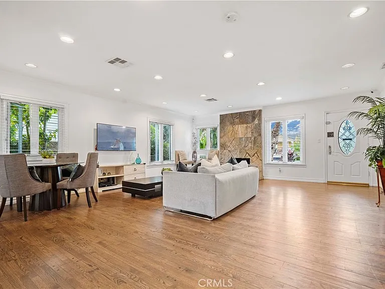 5362 Yolanda Ave — Photo 3