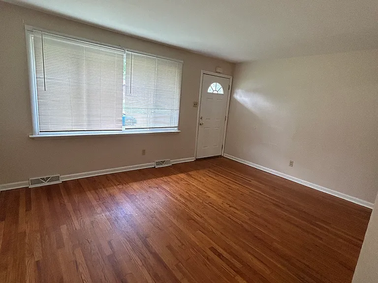 1132 Maple Ave — Photo 3