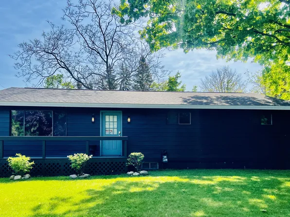 410 W Lincoln St, Charlevoix, MI 49720