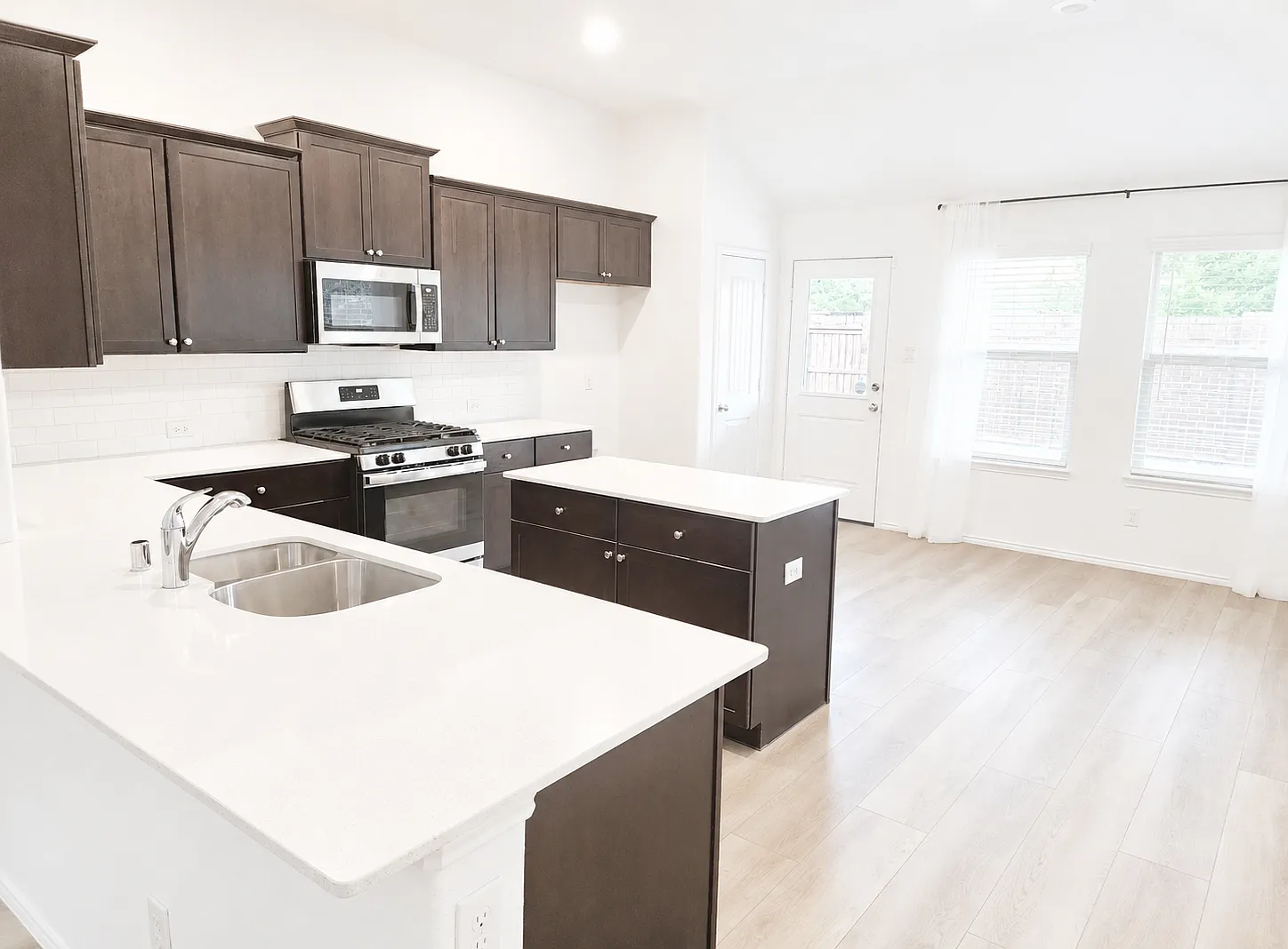 3 bed, 1696 sqft, $2,100 — Photo 4