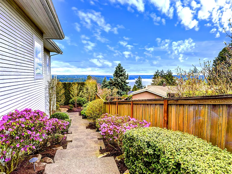 16458 SE 44th Pl — Photo 36